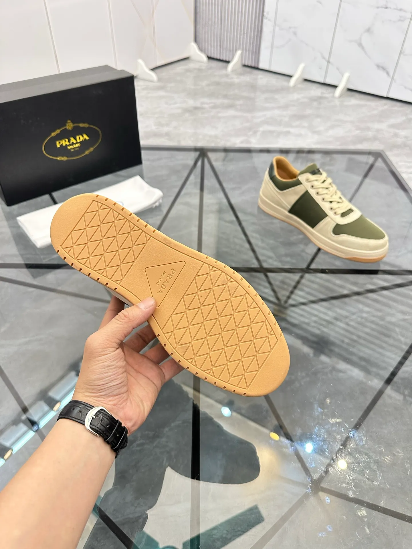 Men's shoes: 💰P420¥ Product trademark: Prada *"Prada*" low-top casual shoes Regular size: 38-44 (can be customized to 45) Product materials: imported cowhide upper with original fabric, breathable lining, original outsole. Number: 020